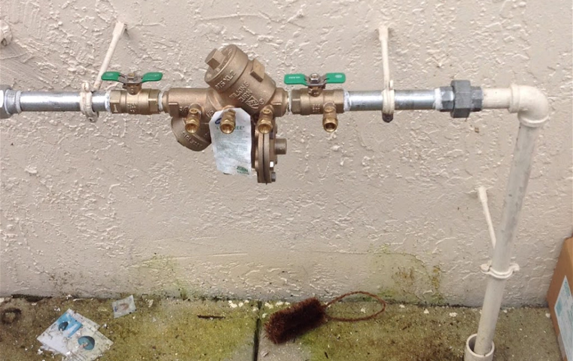 how does a backflow preventer work?